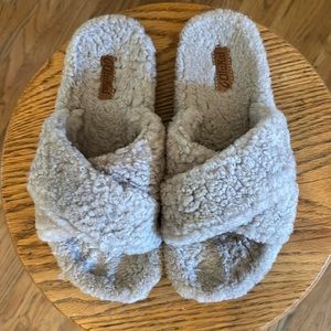 Great condition Olukai slip on slippers with hard bottom